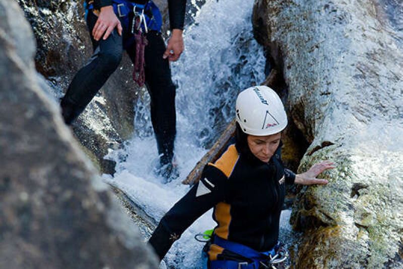 Paar beim Canyoning im Zillertal