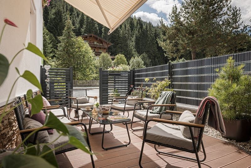 Sonnenterrasse mit Sitzgelegenheit im Gästehaus die geislerin im Zillertal