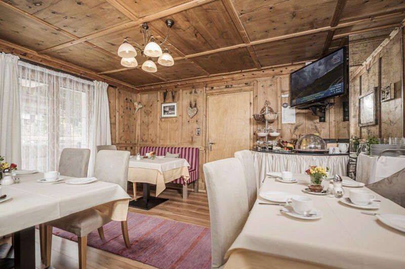 Frühstücksraum im Gästehaus die geislerin im Zillertal