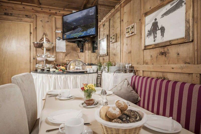 Frühstücksraum mit TV im Gästehaus die geislerin in Gerlos