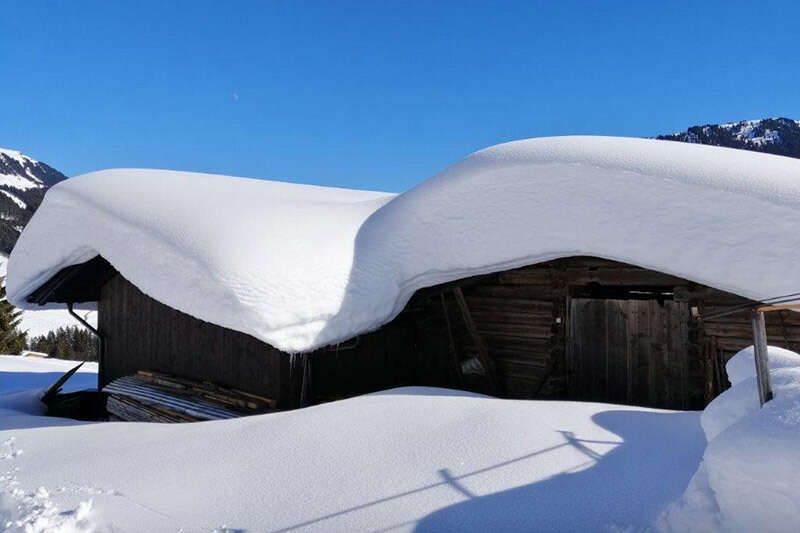 Verschneite Hütten im Zillertal