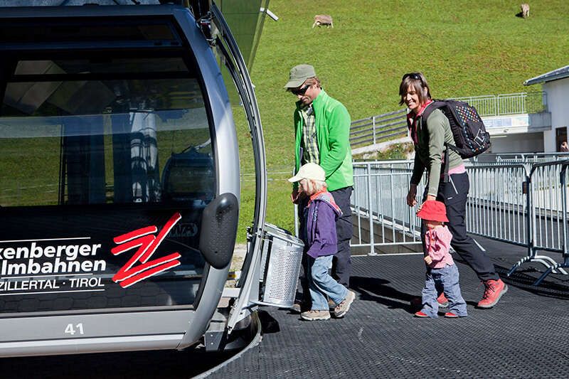 Familie fährt mit der Bergbahn im Zillertal in Tirol