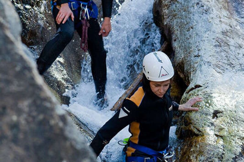 Paar beim Canyoning im Zillertal