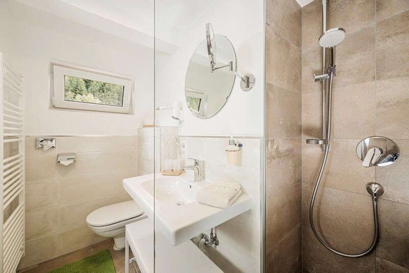 Badezimmer mit Dusche und WC im Gästehaus die geislerin in Tirol