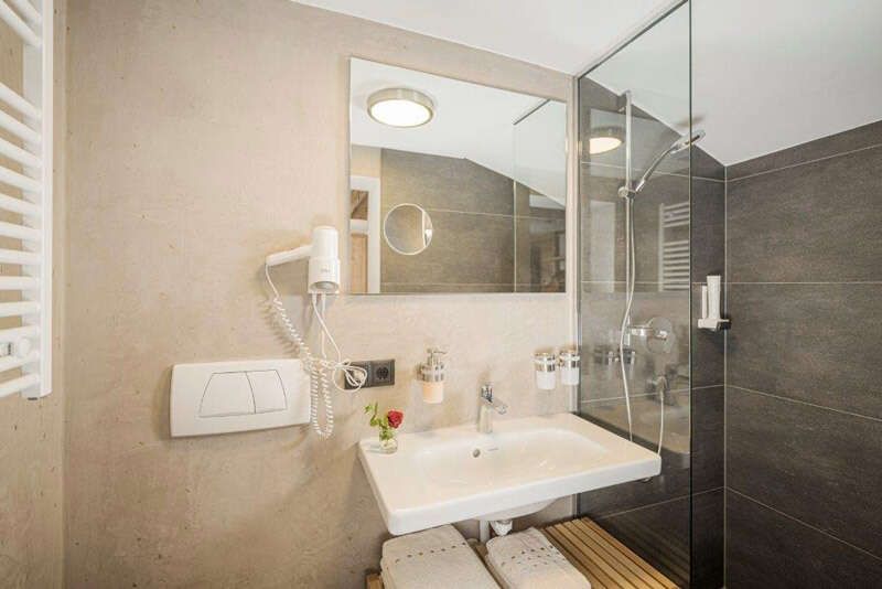 Badezimmer mit Dusche im Gästehaus die geislerin in Tirol