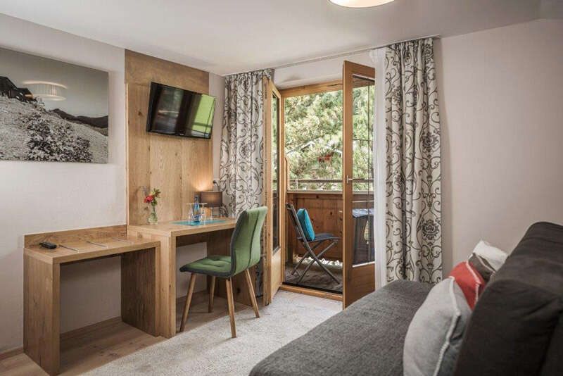 Zimmer mit Balkon im Gästehaus die geislerin in der Zillertal Arena